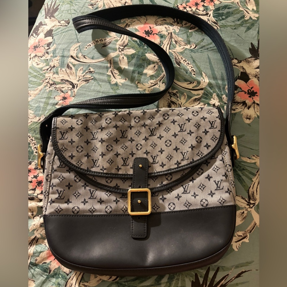 Authentic LOUIS VUITTON Berangere Blue Monogram Lin Shoulder Bag